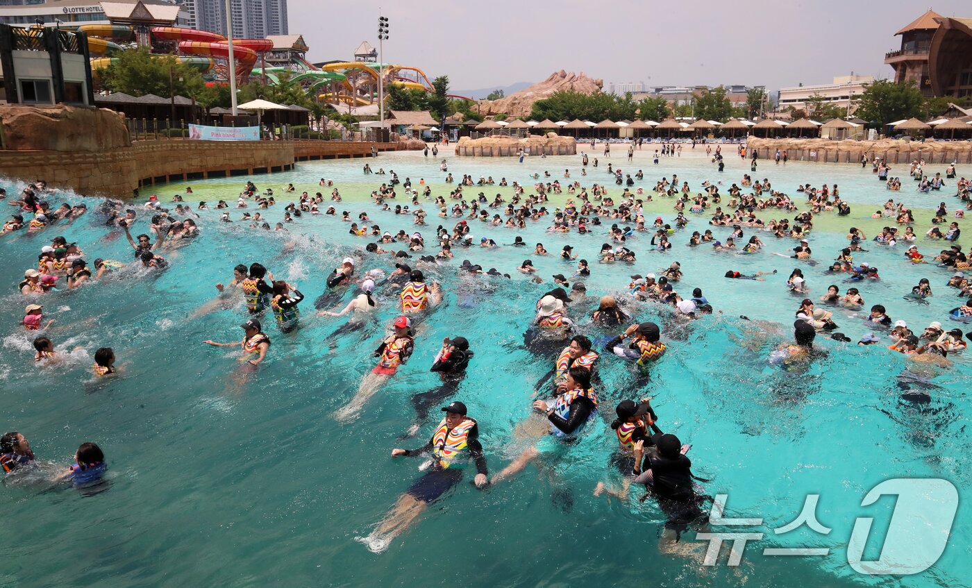 본문 이미지 - 전국 대부분 지역에 폭염특보가 발효된 23일 오후 경남 김해시 롯데워터파크를 찾은 피서객들이 물놀이를 즐기며 더위를 식히고 있다. 2025.7.23/뉴스1 ⓒ News1 윤일지 기자