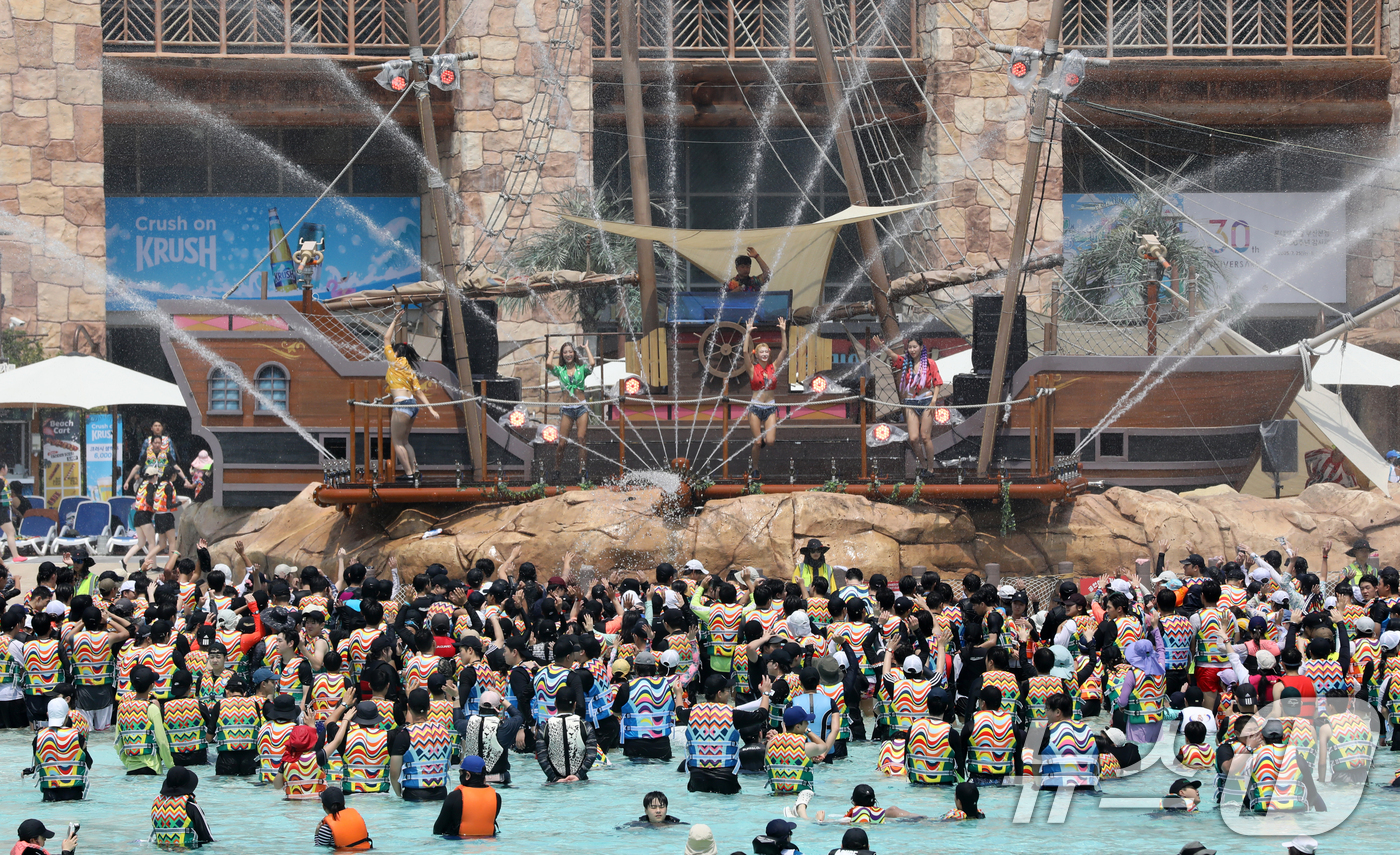 (김해=뉴스1) 윤일지 기자 = 전국 대부분 지역에 폭염특보가 발효된 23일 오후 경남 김해시 롯데워터파크를 찾은 피서객들이 자이언트 웨이브 페스타 공연을 즐기며 더위를 식히고 있 …