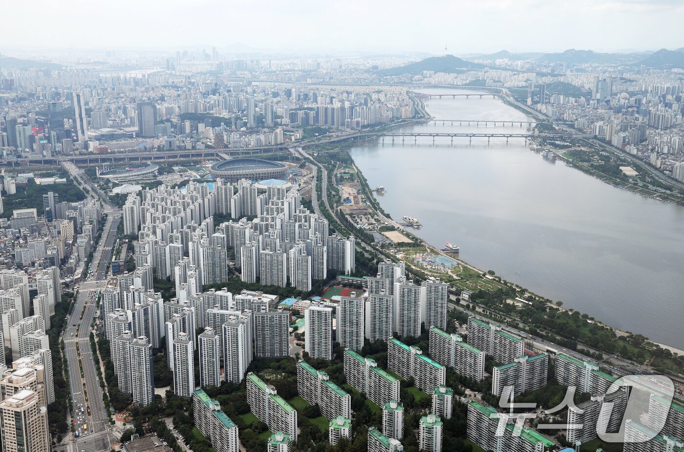 본문 이미지 - 서울 송파구 롯데월드타워 전망대 서울스카이에서 바라본 시내 아파트 단지 모습. /뉴스1DB ⓒ News1 오대일 기자
