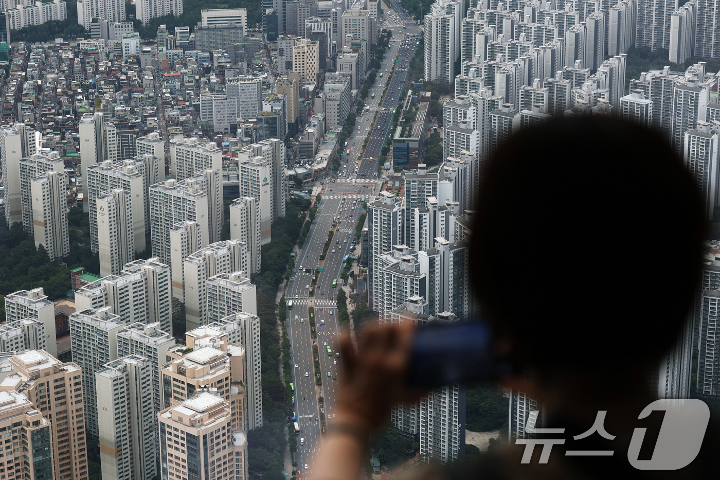 (서울=뉴스1) 오대일 기자 = 수도권 주택담보대출을 6억 원으로 제한하는 고강도 규제로 집값 상승을 기대하는 심리가 3년 만에 가장 빠르게 하락했다.한국은행이 23일 발표한 소비 …