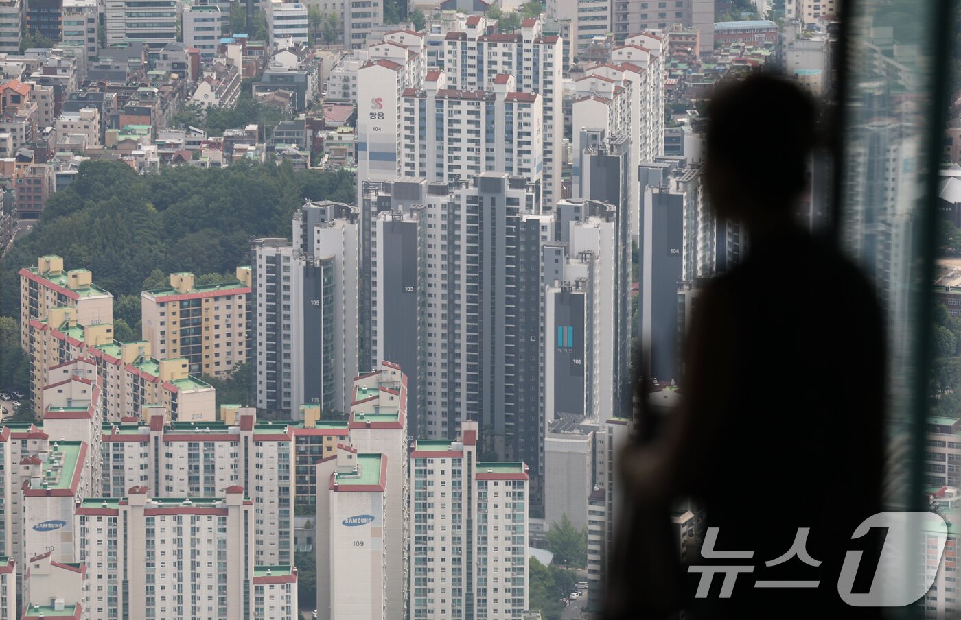 본문 이미지 - 서울 송파구 롯데월드타워 전망대 서울스카이에서 바라본 시내 아파트 단지 모습. 뉴스1 ⓒ News1 오대일 기자