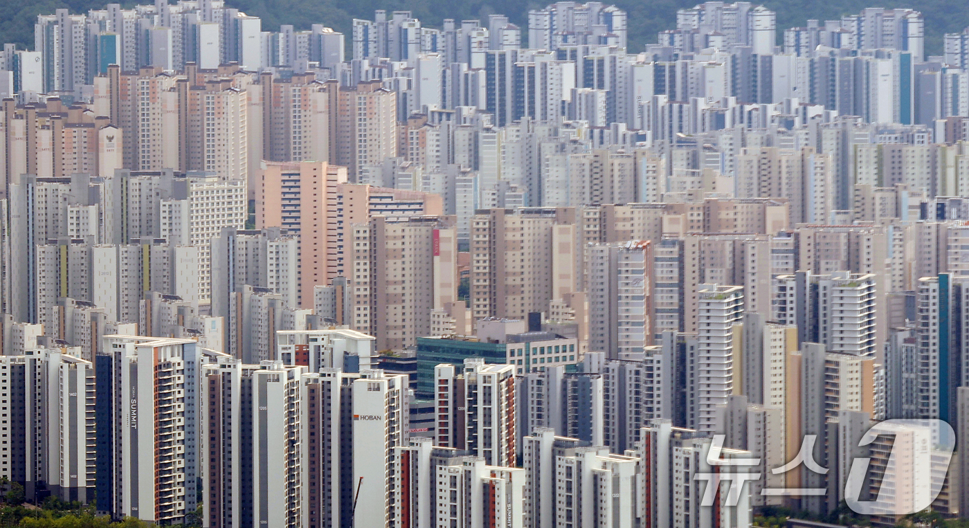 (서울=뉴스1) 오대일 기자 = 수도권 주택담보대출을 6억 원으로 제한하는 고강도 규제로 집값 상승을 기대하는 심리가 3년 만에 가장 빠르게 하락했다.한국은행이 23일 발표한 소비 …