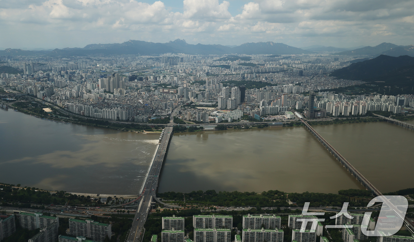 (서울=뉴스1) 오대일 기자 = 장마가 끝나고 폭염이 찾아온 23일 오후 서울 송파구 롯데월드타워 전망대 서울스카이에서 바라본 한강이 흙탕물로 변해 있다.   2025.7.23/뉴 …