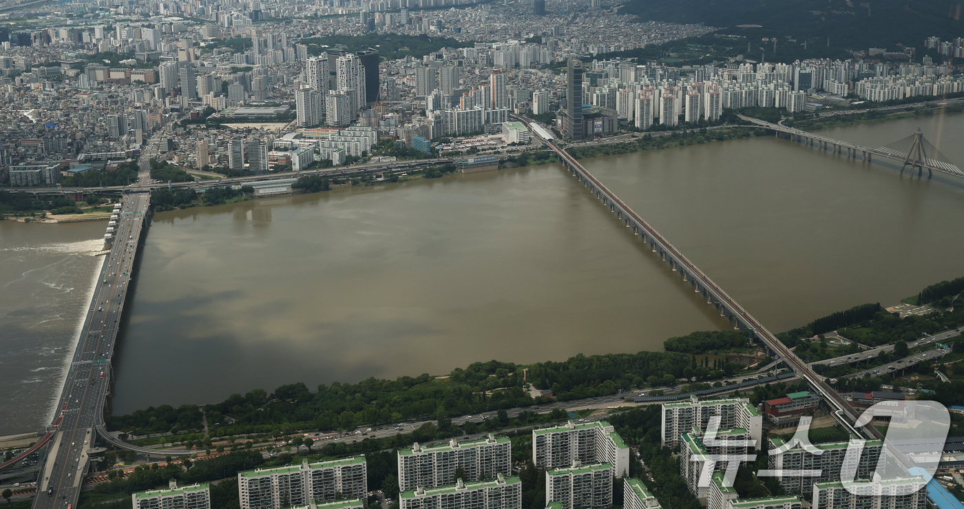 (서울=뉴스1) 오대일 기자 = 장마가 끝나고 폭염이 찾아온 23일 오후 서울 송파구 롯데월드타워 전망대 서울스카이에서 바라본 한강이 흙탕물로 변해 있다.   2025.7.23/뉴 …