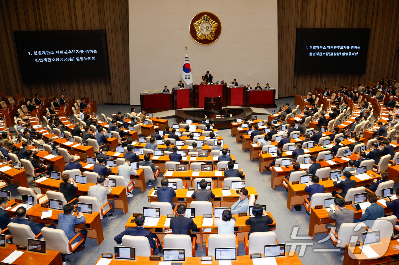 (서울=뉴스1) 안은나 기자 = 우원식 국회의장이 23일 오후 서울 여의도 국회에서 열린 제427회국회(임시회) 제2차 본회의에서 헌법재판소 재판관후보자를 겸하는 헌법재판소장(김상 …