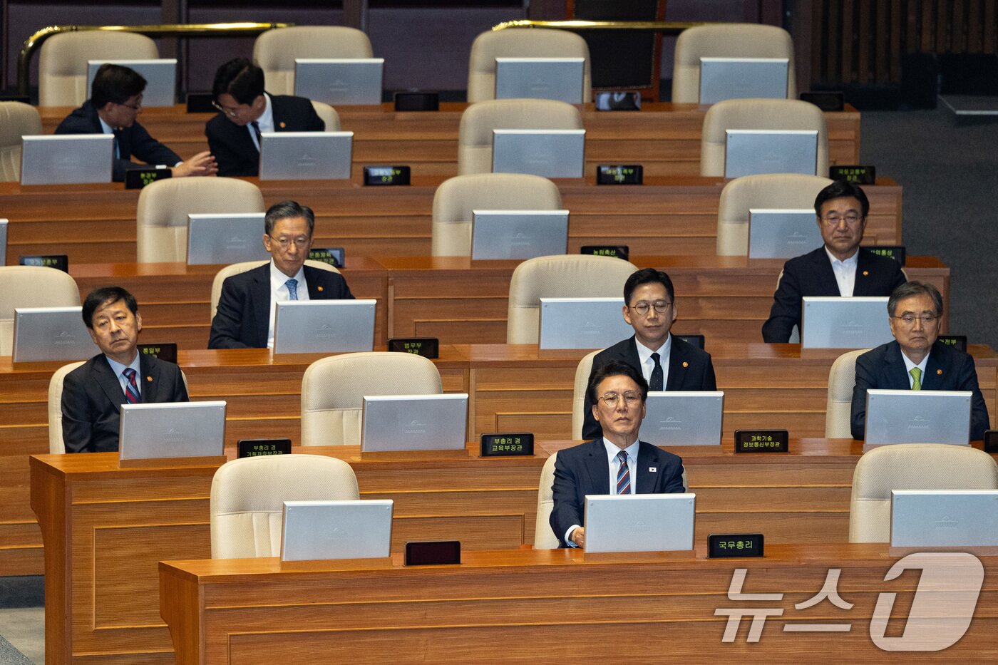 본문 이미지 - 김민석 국무총리를 비롯한 신임 국무위원들이 23일 서울 여의도 국회에서 열린 제427회 국회&#40;임시회&#41; 제427-2차 본회의에 출석해 자리하고 있다. 2025.7.23/뉴스1 ⓒ News1 유승관 기자