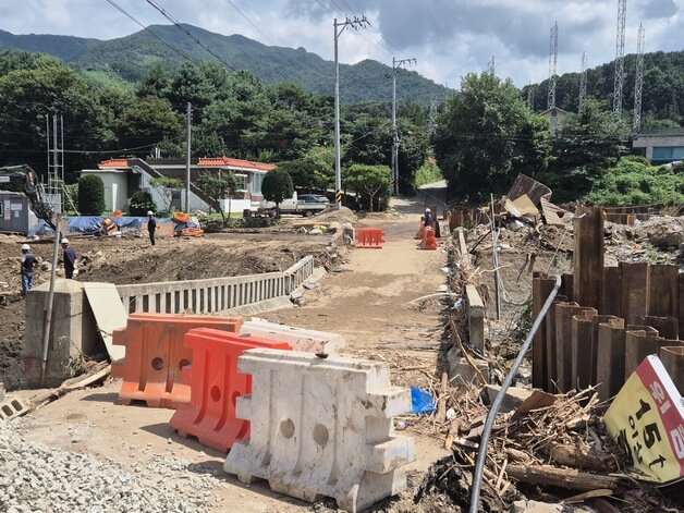 본문 이미지 - 지난 23일 경기 포천시 내촌면 소재 한 다리가 처참한 모습을 하고 있다. 이곳은 지난 20일 폭우가 쏟아지며 큰 피해가 발생했지만 특별재난지역 우선 선포 대상에서 제외됐다. ⓒ News1 양희문 기자