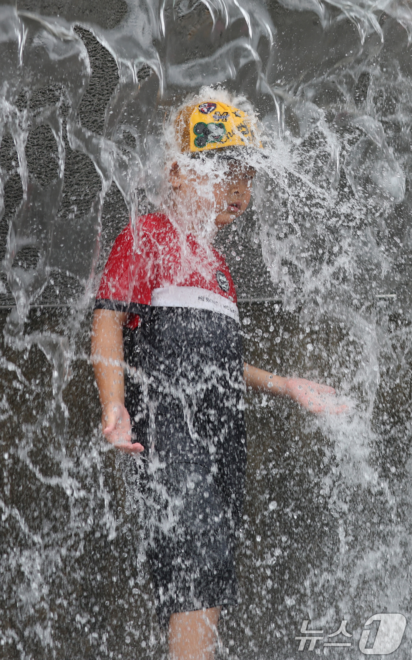 (수원=뉴스1) 김영운 기자 = 폭염이 지속되고 있는 23일 경기 수원시 영통구 광교호수공원 신비한물너미에서 아이들이 뛰어놀며 무더위를 식히고 있다. 2025.7.23/뉴스1