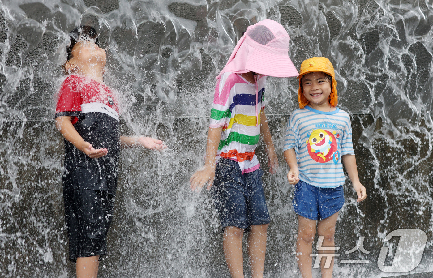(수원=뉴스1) 김영운 기자 = 폭염이 지속되고 있는 23일 경기 수원시 영통구 광교호수공원 신비한물너미에서 아이들이 뛰어놀며 무더위를 식히고 있다. 2025.7.23/뉴스1
