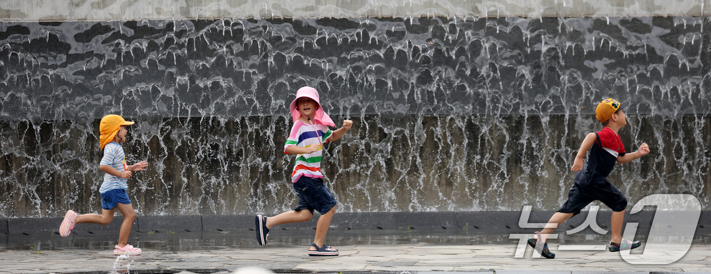 (수원=뉴스1) 김영운 기자 = 폭염이 지속되고 있는 23일 경기 수원시 영통구 광교호수공원 신비한물너미에서 아이들이 뛰어놀며 무더위를 식히고 있다. 2025.7.23/뉴스1