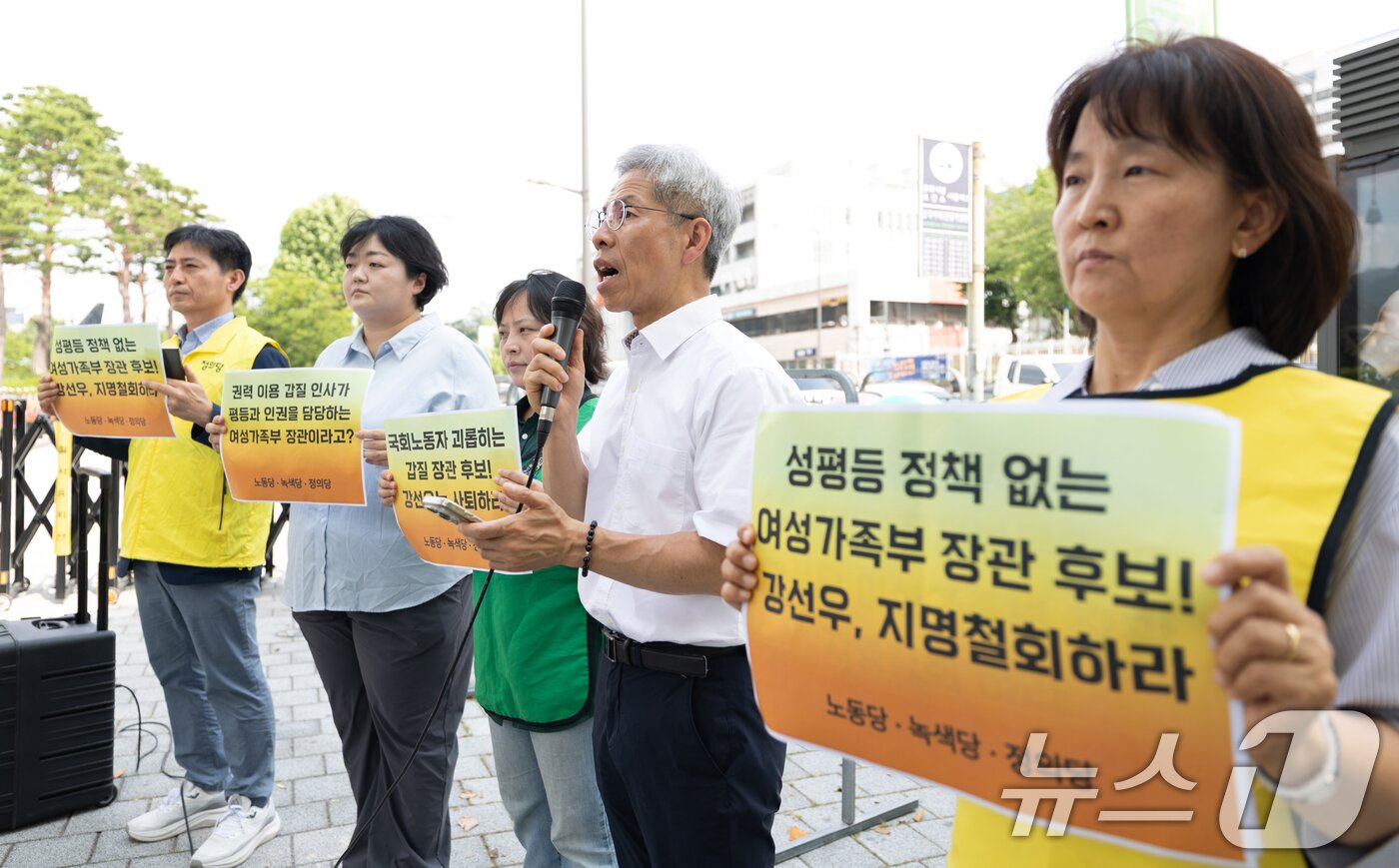 본문 이미지 - 권영국 정의당 대표가 23일 오후 서울 용산구 전쟁기념관 앞에서 강선우 여성가족부 장관 후보자 자진사퇴 촉구 진보3당 긴급기자회견을 하고 있다. 2025.7.23/뉴스1 ⓒ News1 이승배 기자