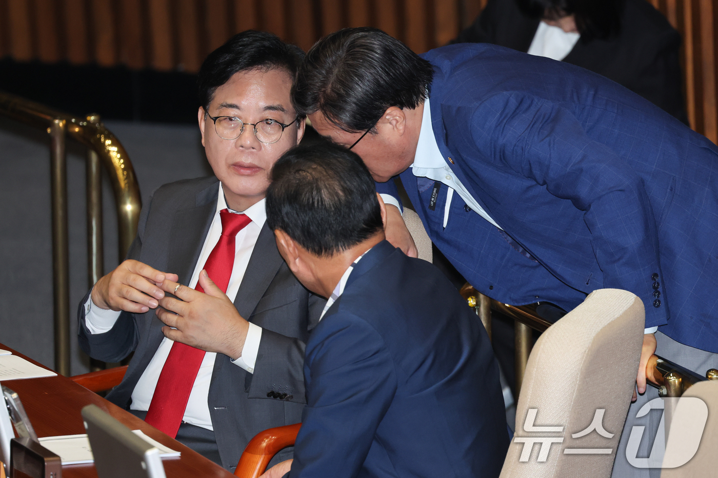 (서울=뉴스1) 안은나 기자 = 송언석 국민의힘 비상대책위원장 겸 원내대표가 23일 오후 서울 여의도 국회에서 열린 제427회국회(임시회) 제2차 본회의에서 김대식, 박덕흠 의원과 …