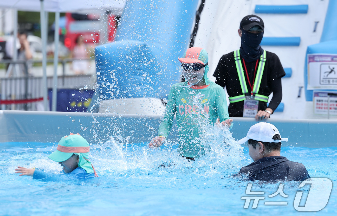 (서울=뉴스1) 김성진 기자 = 낮 최고기온이 35도까지 오르며 전국이 무더운 날씨를 보인 23일 서울 종로구 광화문광장에 마련된 2025 서울썸머비치 물놀이장을 찾은 어린이들이 …