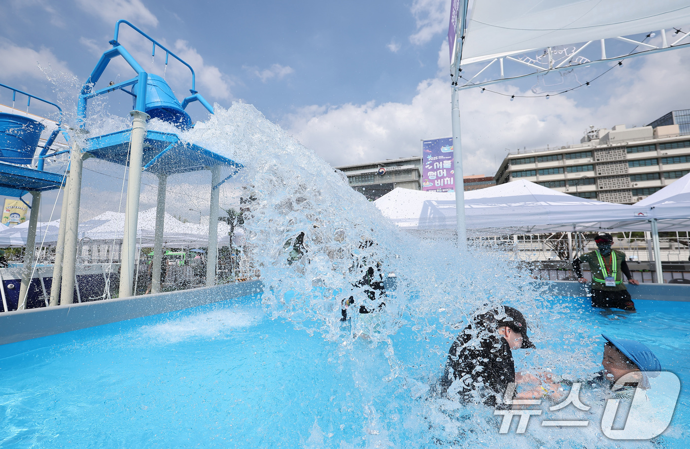 (서울=뉴스1) 김성진 기자 = 낮 최고기온이 35도까지 오르며 전국이 무더운 날씨를 보인 23일 서울 종로구 광화문광장에 마련된 2025 서울썸머비치 물놀이장을 찾은 어린이들이 …