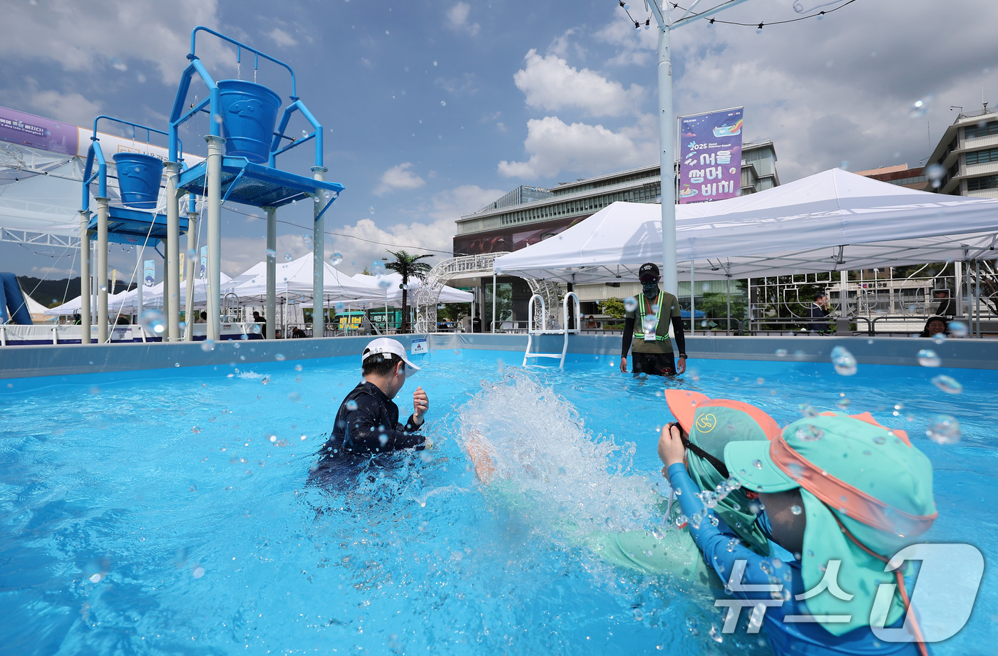 (서울=뉴스1) 김성진 기자 = 낮 최고기온이 35도까지 오르며 전국이 무더운 날씨를 보인 23일 서울 종로구 광화문광장에 마련된 2025 서울썸머비치 물놀이장을 찾은 어린이들이 …