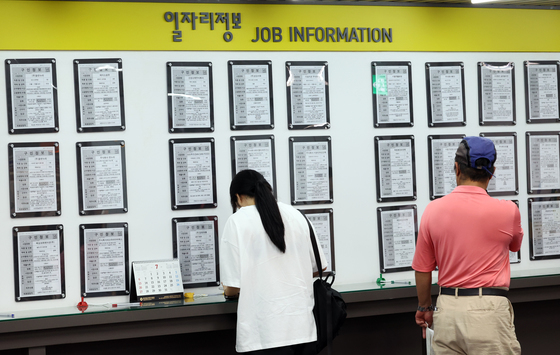 고용시장 판도 변화…여성 취업자 급증, 남성은 정체