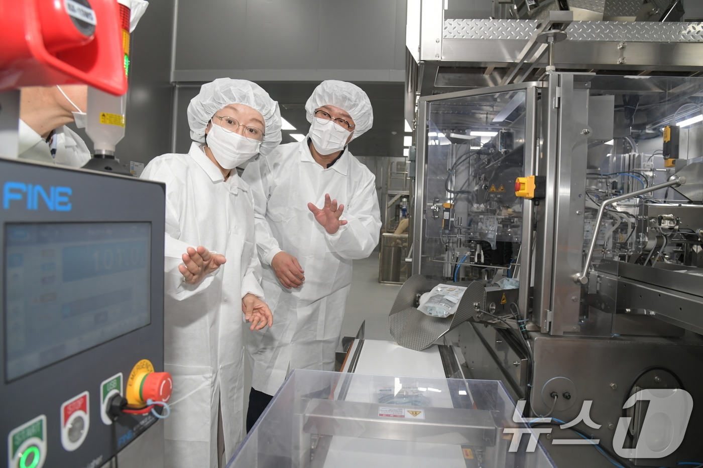 (서울=뉴스1) = 오유경 식품의약품안전처 처장이 23일 부산 사하구 CJ제일제당 부산공장을 방문해 수입 원료를 사용해 식품을 제조하는 현장을 살펴보고 있다. (식품의약품안전처 제 …