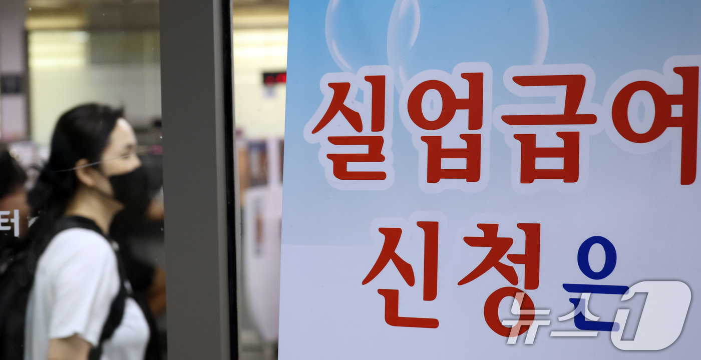 (서울=뉴스1) 김명섭 기자 = 지난달 청년 취업자가 19년 만에 가장 큰 폭으로 감소한 것으로 나타났다.23일 통계청 국가통계포털(KOSIS)에 따르면 청년층(15~29세) 취업 …