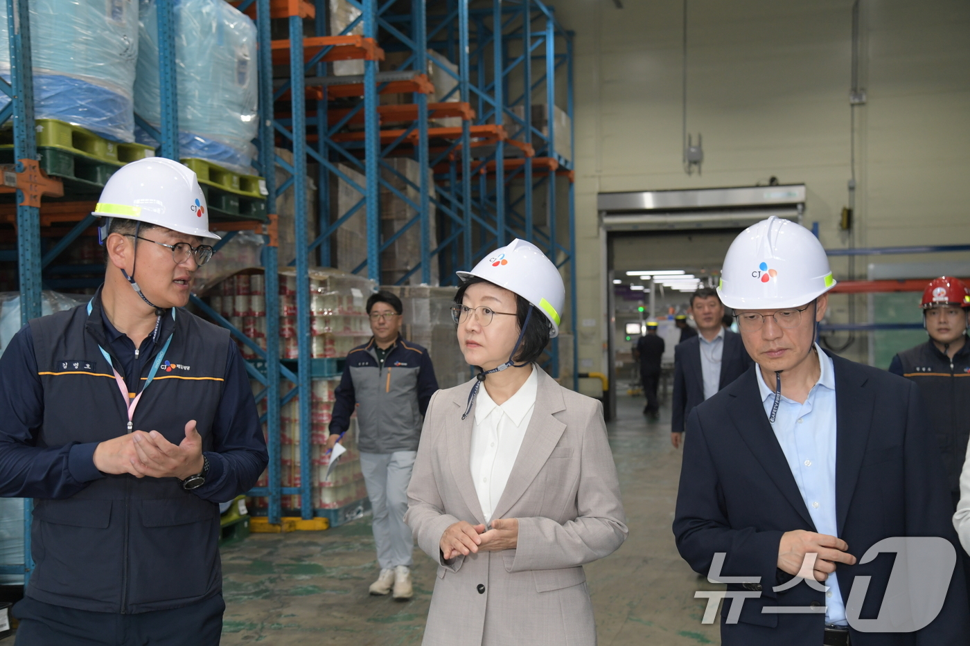 (서울=뉴스1) = 오유경 식품의약품안전처 처장이 23일 부산 사하구 CJ제일제당 부산공장을 방문해 수입 원료를 사용해 식품을 제조하는 현장을 살펴보고 있다. (식품의약품안전처 제 …