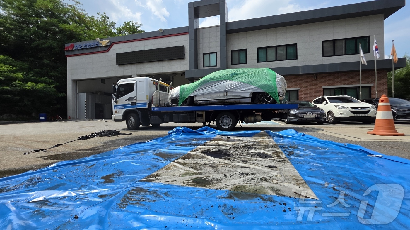 (천안=뉴스1) 이시우 기자 = 23일 천안동남소방서 청당119 안전센터 수조에서 보관 중이던 아이오닉5 차량이 정밀 감식을 위해 현대자동차 공장으로 이동하고 있다. 해당 차량은 …