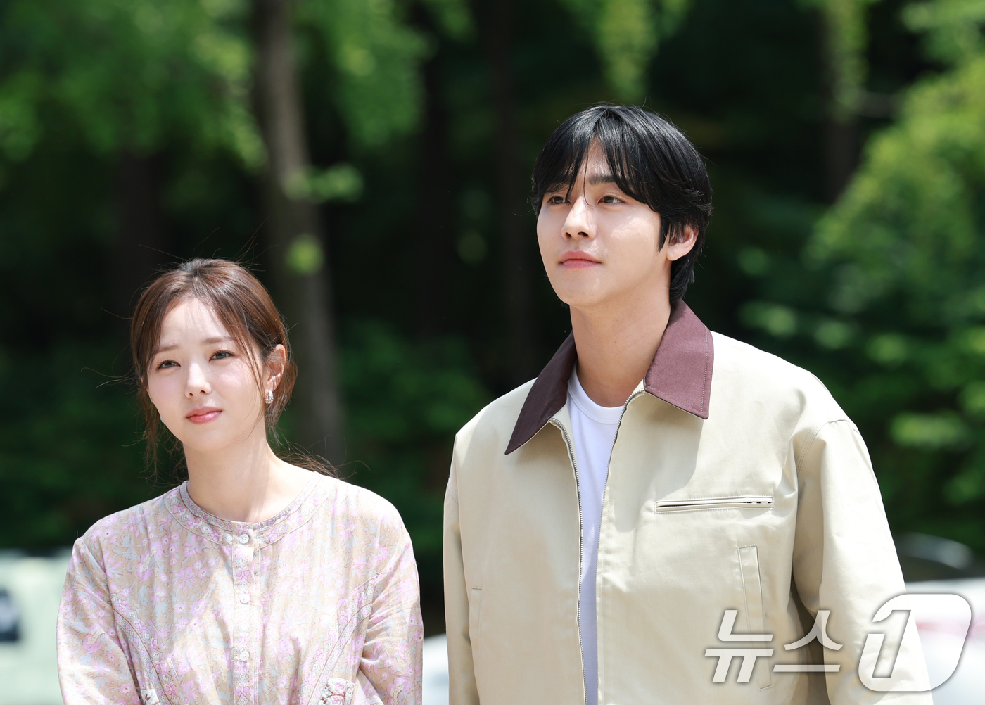 (서울=뉴스1) 권현진 기자 = 배우 채수빈과 안효섭(오른쪽)이 라디오 이은지의 가요광장 출연을 위해 23일 서울 영등포구 KBS 본관으로 들어서고 있다. 2025.7.23/뉴스1 …