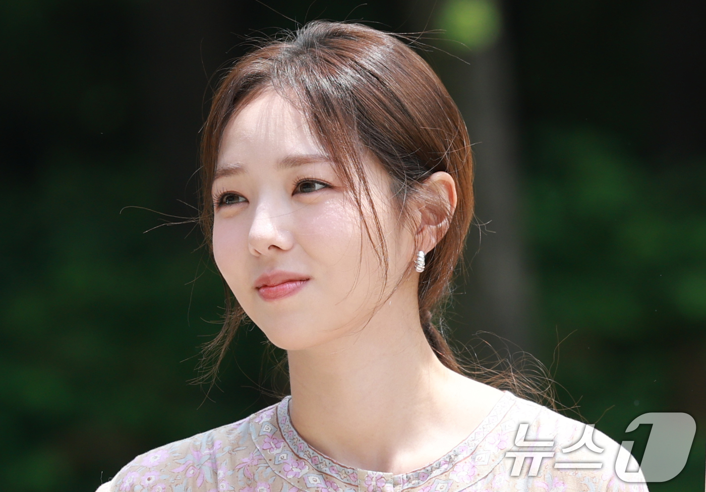 (서울=뉴스1) 권현진 기자 = 배우 채수빈이 라디오 이은지의 가요광장 출연을 위해 23일 서울 영등포구 KBS 본관으로 들어서고 있다. 2025.7.23/뉴스1