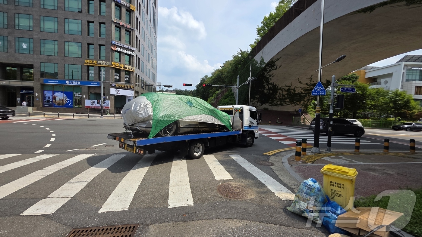 (천안=뉴스1) 이시우 기자 = 23일 천안동남소방서 청당119 안전센터 수조에서 보관 중이던 아이오닉5 차량이 정밀 감식을 위해 현대자동차 공장으로 이동하고 있다. 해당 차량은 …