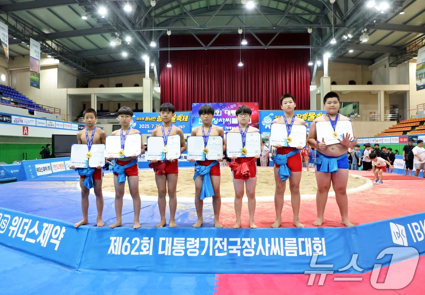 (서울=뉴스1) = 23일 전라남도 장흥군 장흥실내체육관에서 열린 ‘제62회 대통령기전국장사씨름대회' 초등학교부 개인전에서 1위를 차지한 임지윤(용천초), 전승원(교방초), 김민서 …