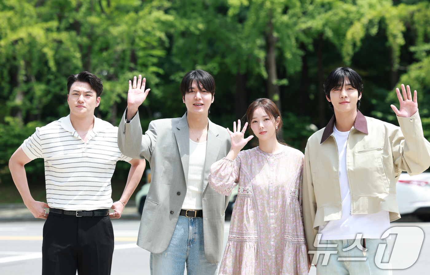 (서울=뉴스1) 권현진 기자 = 배우 신승호(왼쪽부터)와 이민호, 채수빈, 안효섭이 영화 '전지적 독자 시점'(전독시) 홍보를 위해  23일 서울 영등포구 KBS 본관에 도착해 라 …