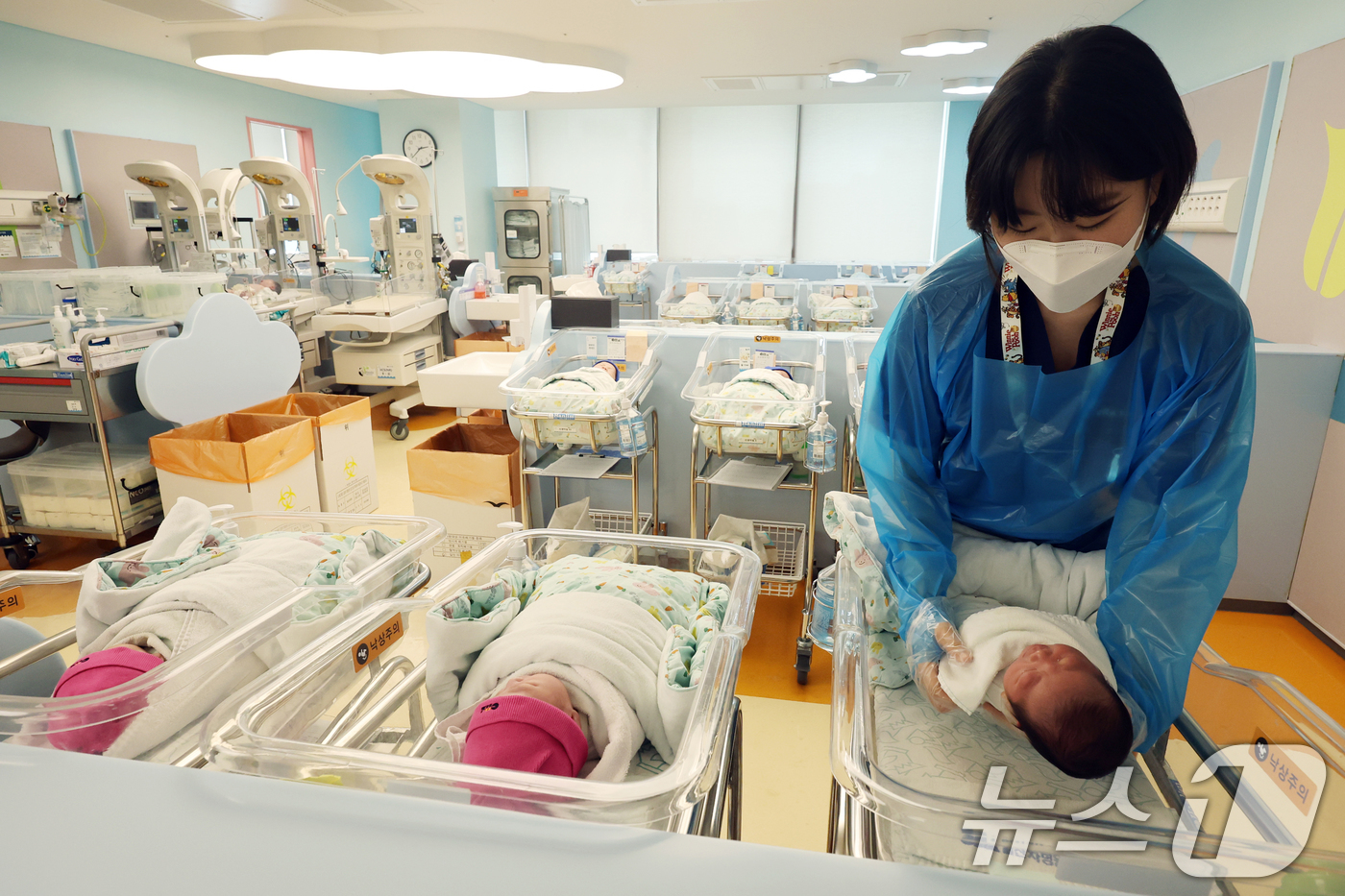 (고양=뉴스1) 황기선 기자 = 25일 경기 고양시 일산차병원 신생아실에서 간호사가 아기를 돌보고 있다.통계청이 이날 발표한 '2025년 5월 인구동향'에 따르면, 지난 5월 출생 …