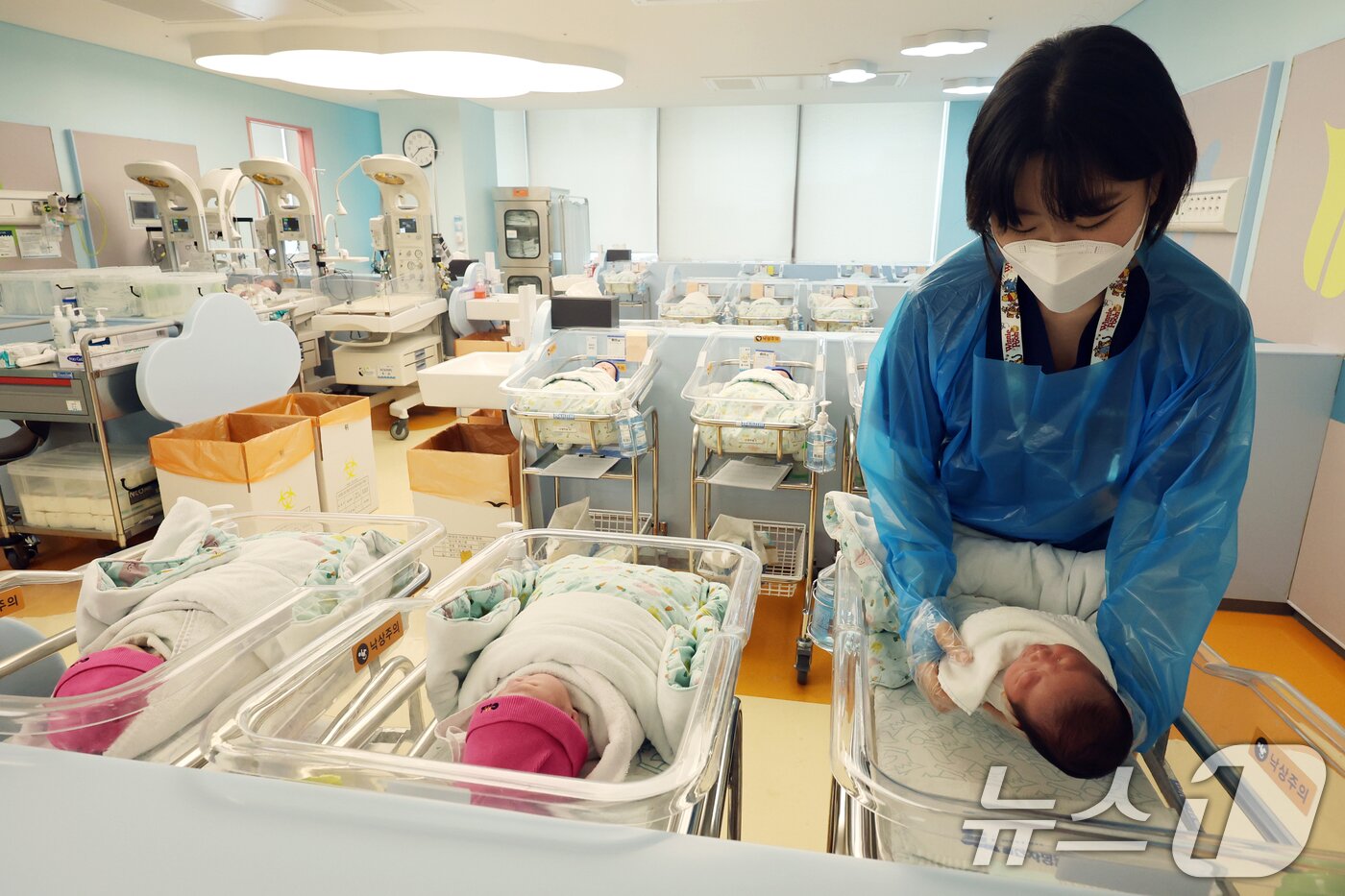 본문 이미지 - 25일 경기 고양시 일산차병원 신생아실에서 간호사가 아기를 돌보고 있다. 2025.7.23/뉴스1 ⓒ News1 황기선 기자