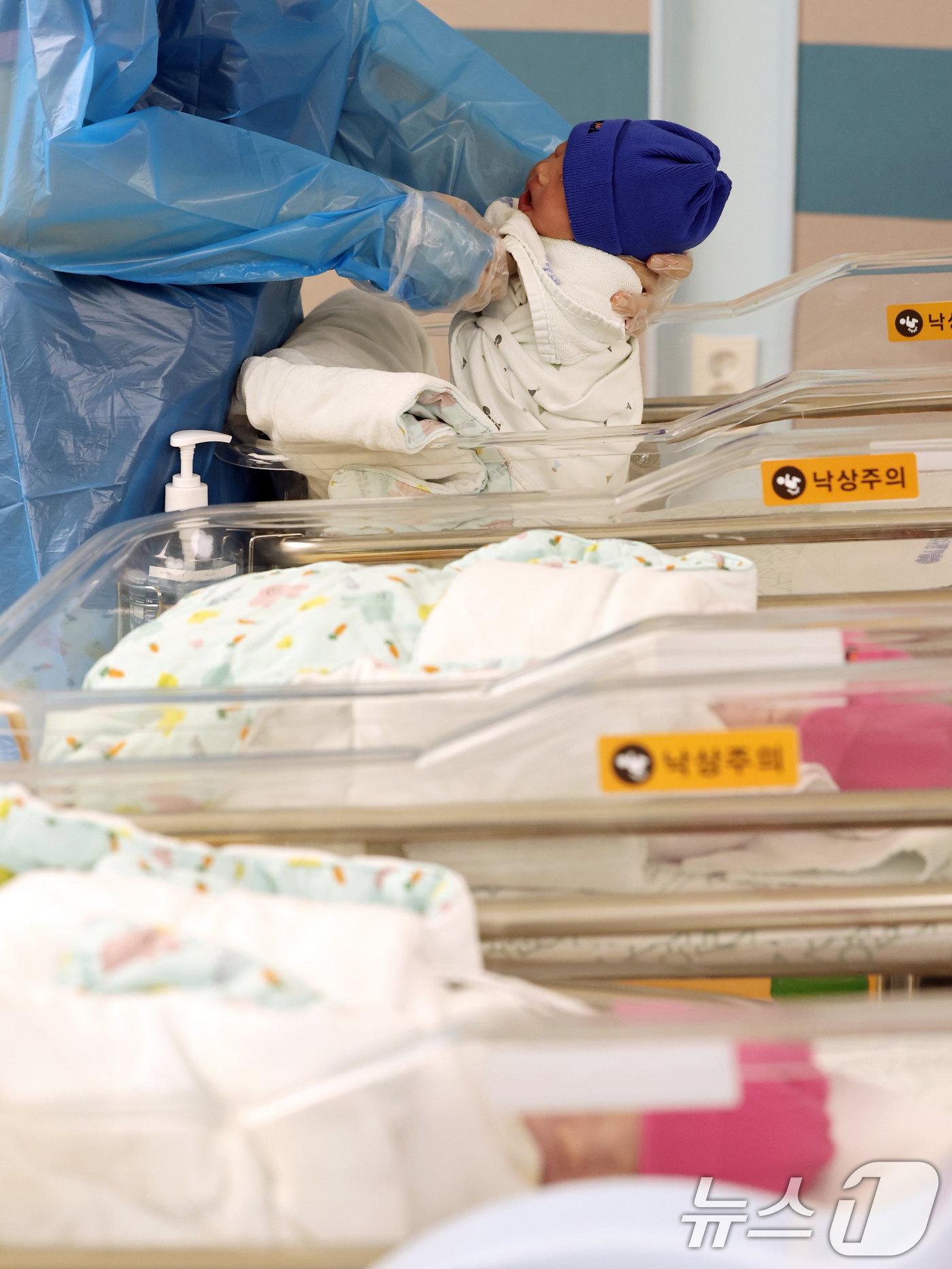 (고양=뉴스1) 황기선 기자 = 25일 경기 고양시 일산차병원 신생아실에서 간호사가 아기를 돌보고 있다.통계청이 이날 발표한 '2025년 5월 인구동향'에 따르면, 지난 5월 출생 …