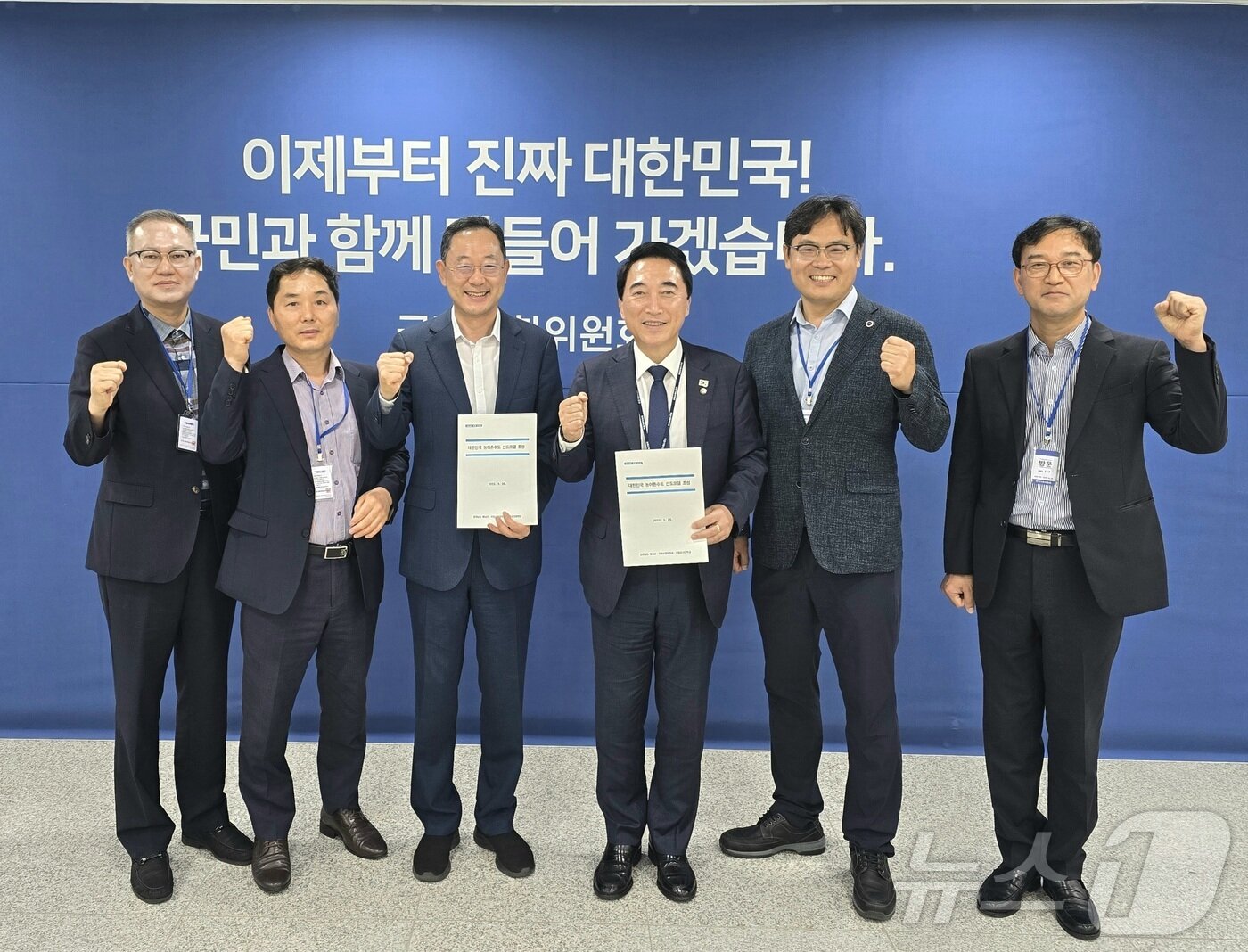 본문 이미지 - 23일 국정기획위원회 간담회. 왼쪽부터 최석영 해남군 기획실장, 박규견 군산대 교수, 명현관 해남군수, 박수현 국가균형성장특별위원회위원장, 권봉오 군산대 대학원장, 박경일 해양바이오특성화대 학장 &#40;해남군 제공. 재판매 및 DB금지&#41; /뉴스1 