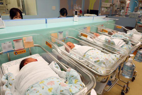 한국, 결혼·출산 의지 가장 크지만…10명 중 9명은 "경제 부담 늘어"