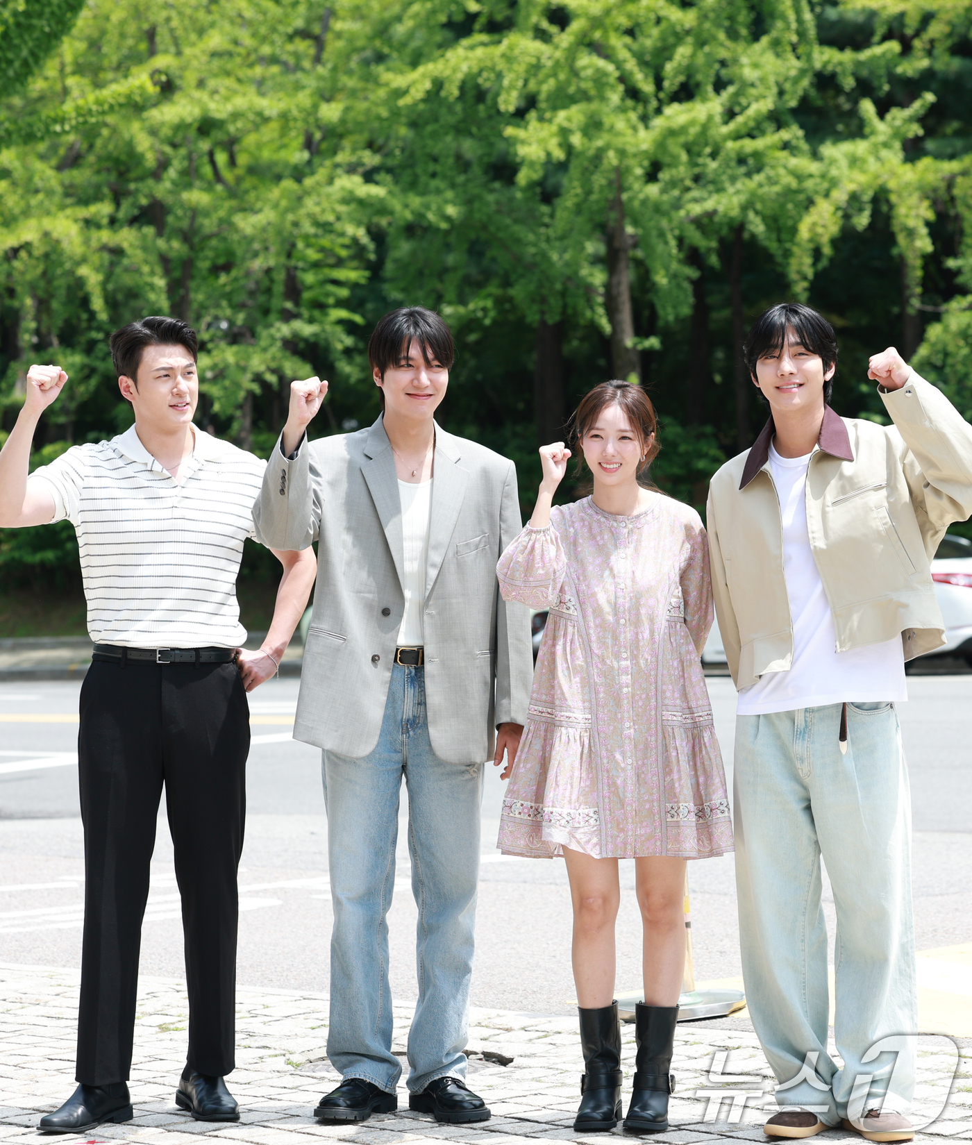 (서울=뉴스1) 권현진 기자 = 배우 신승호(왼쪽부터)와 이민호, 채수빈, 안효섭이 영화 '전지적 독자 시점' 홍보를 위해  23일 서울 영등포구 KBS 본관에 도착해 라디오 '이 …