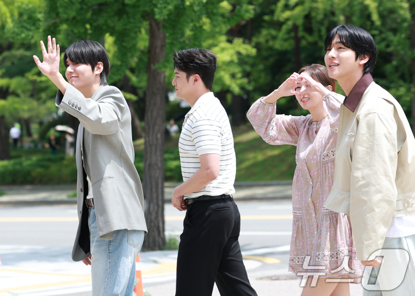 (서울=뉴스1) 권현진 기자 = 배우 이민호(왼쪽부터)와 신승호, 채수빈, 안효섭이 라디오 이은지의 가요광장 출연을 위해 23일 서울 영등포구 KBS 본관으로 들어서고 있다. 20 …