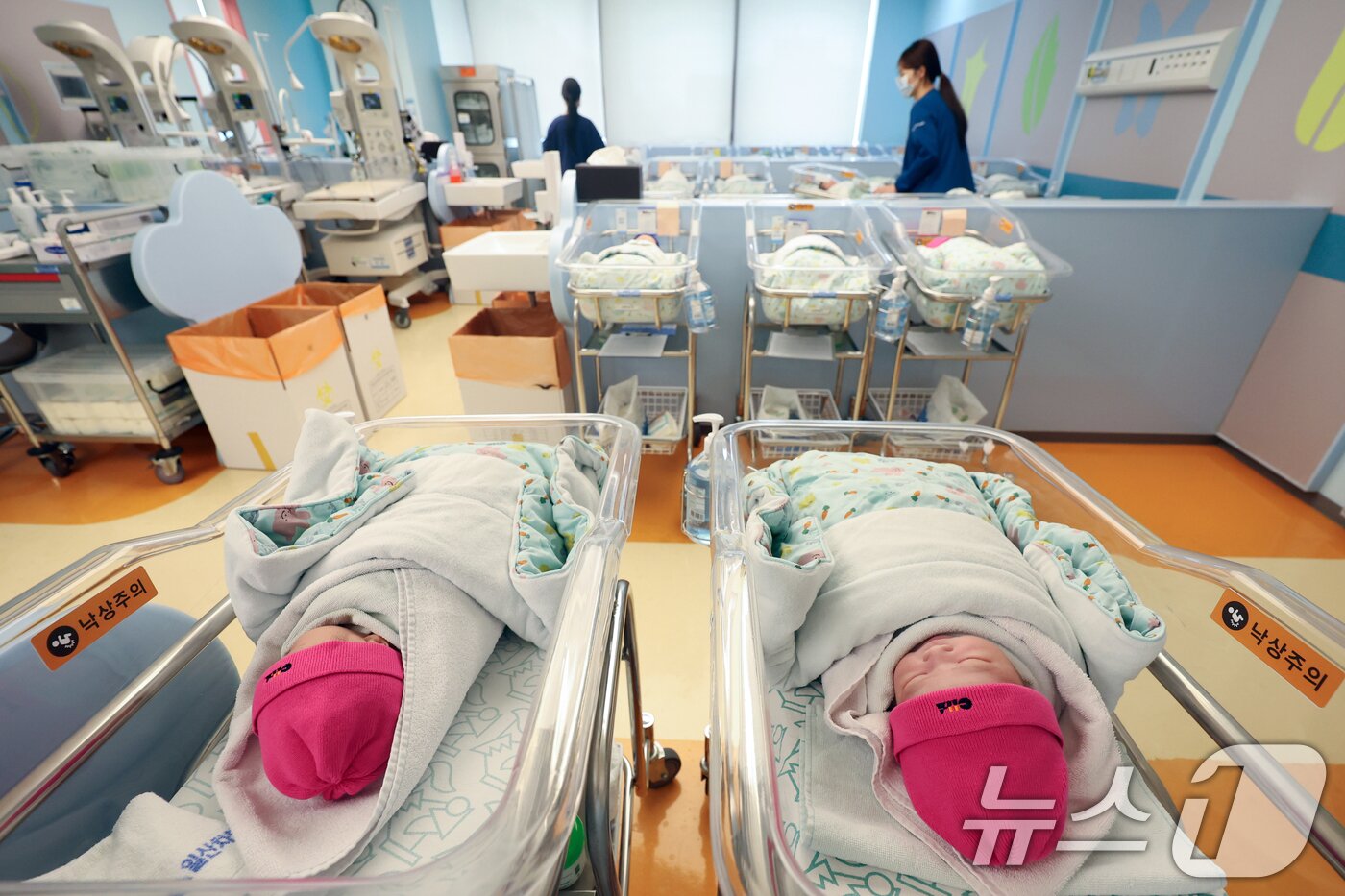 본문 이미지 - 25일 경기 고양시 일산차병원 신생아실에서 간호사가 아기를 돌보고 있다. 2025.7.23/뉴스1 ⓒ News1 황기선 기자