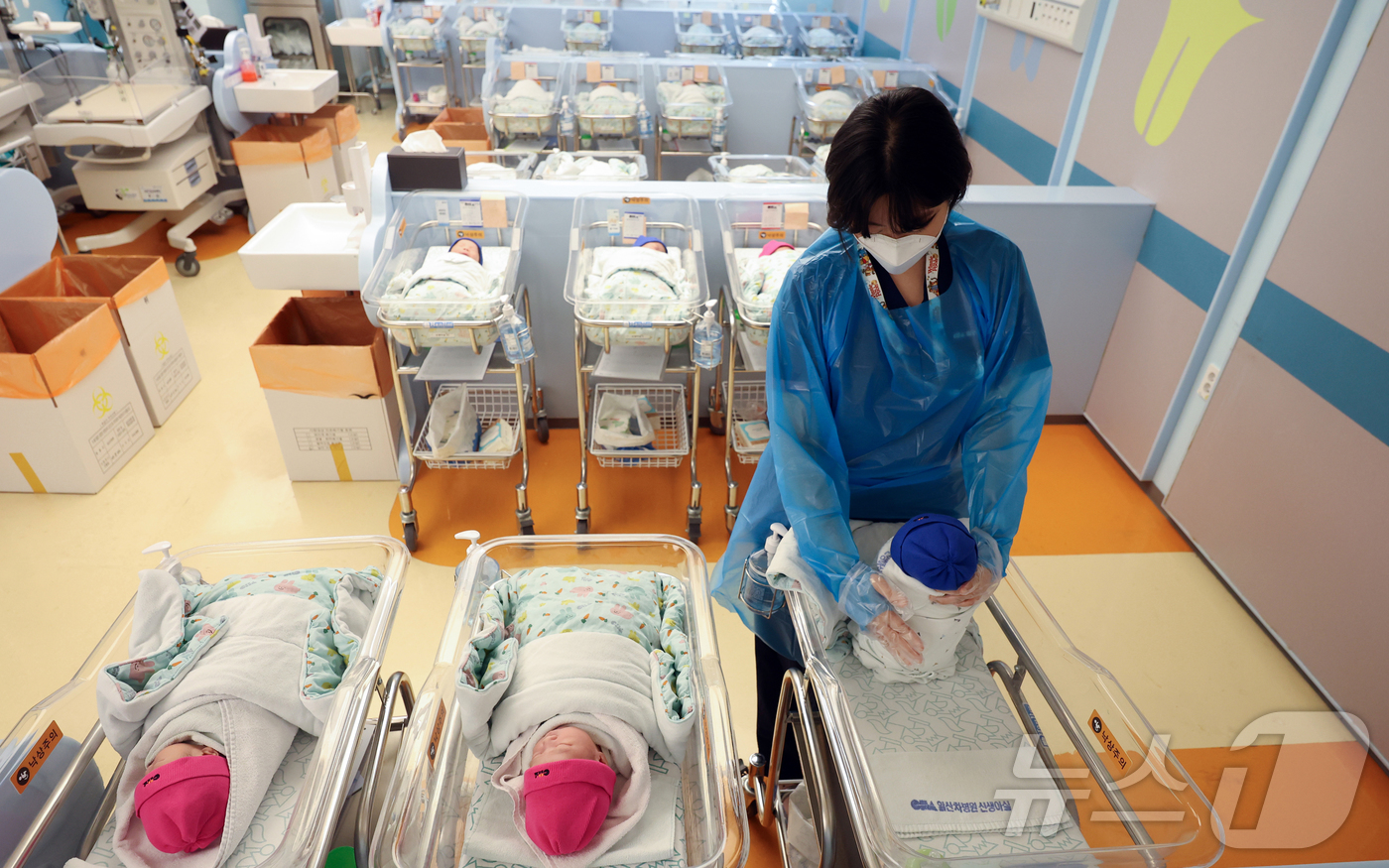 (고양=뉴스1) 황기선 기자 = 25일 경기 고양시 일산차병원 신생아실에서 간호사가 아기를 돌보고 있다.통계청이 이날 발표한 '2025년 5월 인구동향'에 따르면, 지난 5월 출생 …