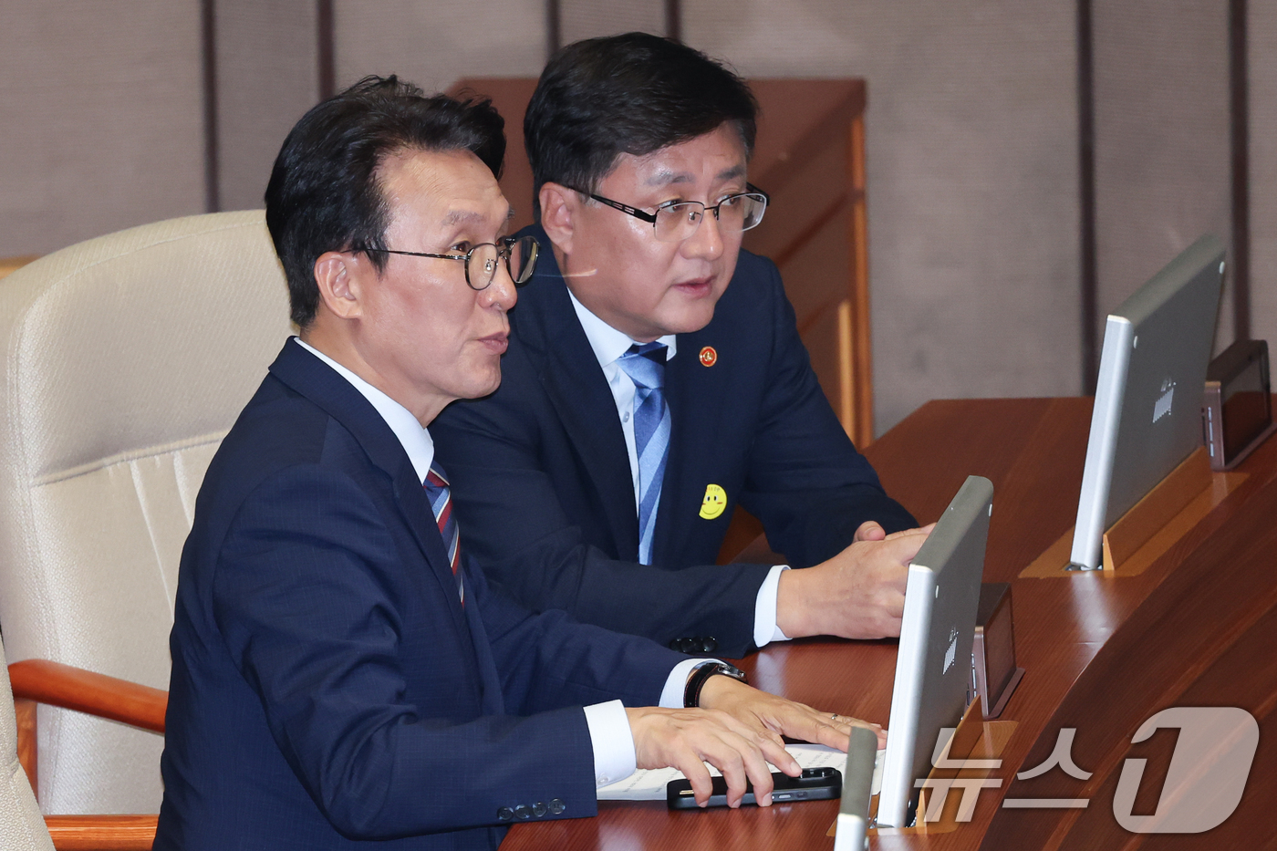 (서울=뉴스1) 안은나 기자 = 김민석 국무총리와 김성환 환경부 장관이 23일 오후 서울 여의도 국회에서 열린 제427회국회(임시회) 제2차 본회의에서 대화하고 있다. 2025.7 …