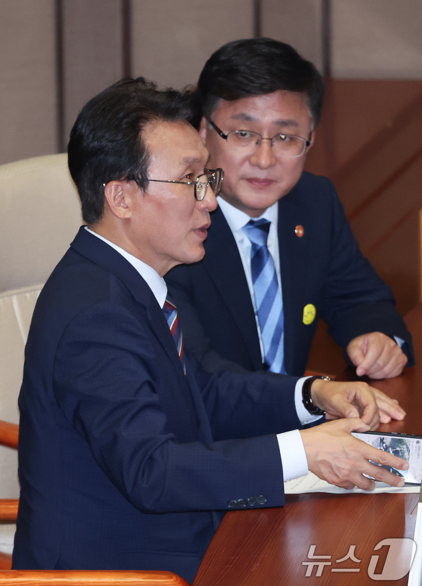 (서울=뉴스1) 안은나 기자 = 김민석 국무총리와 김성환 환경부 장관이 23일 오후 서울 여의도 국회에서 열린 제427회국회(임시회) 제2차 본회의에서 대화하고 있다. 2025.7 …