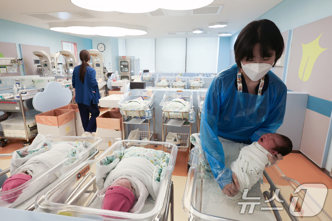 (고양=뉴스1) 황기선 기자 = 25일 경기 고양시 일산차병원 신생아실에서 간호사가 아기를 돌보고 있다.통계청이 이날 발표한 '2025년 5월 인구동향'에 따르면, 지난 5월 출생 …