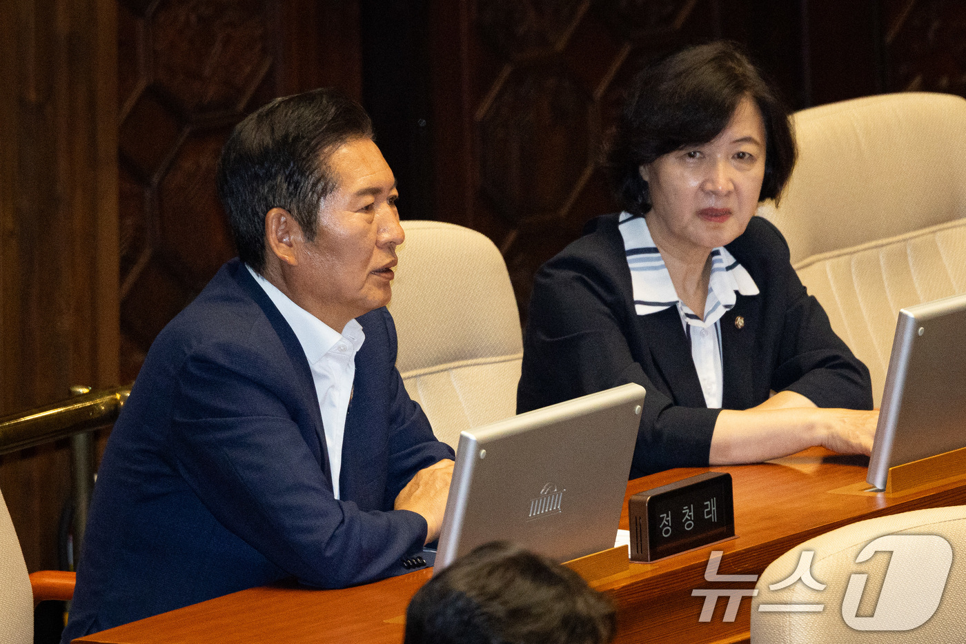 (서울=뉴스1) 유승관 기자 = 정청래 더불어민주당 당대표 후보가 23일 서울 여의도 국회에서 열린 제427회 국회(임시회) 제427-2차 본회의에서 추미애 의원과 대화하고 있다. …