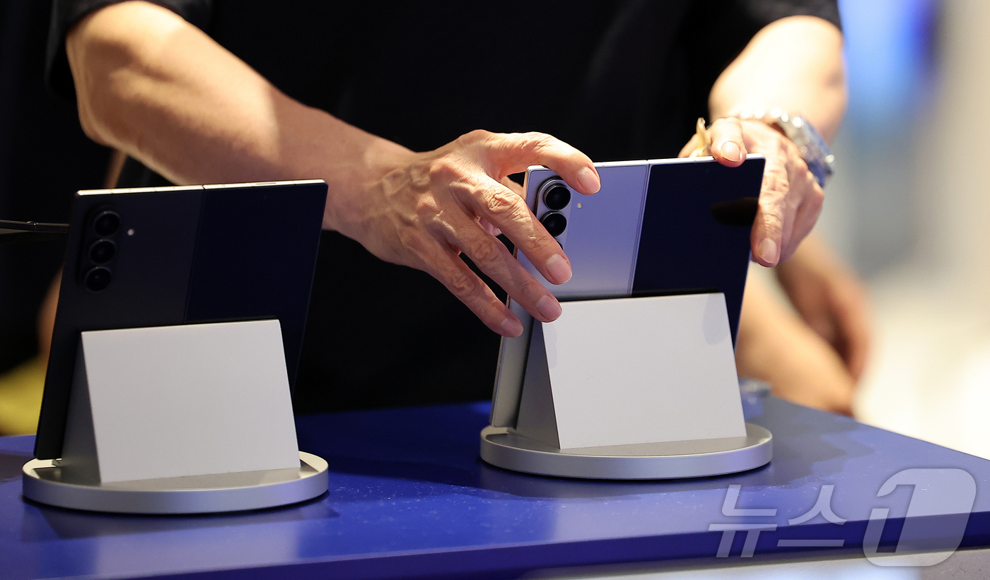 (서울=뉴스1) 김진환 기자 = 23일 서울 영등포구 여의도 더현대 서울에 마련된 갤럭시 스튜디오에서 한 시민이 진열된 갤럭시Z 폴드7을 살펴보고 있다.삼성전자는 최근 공개한 갤럭 …