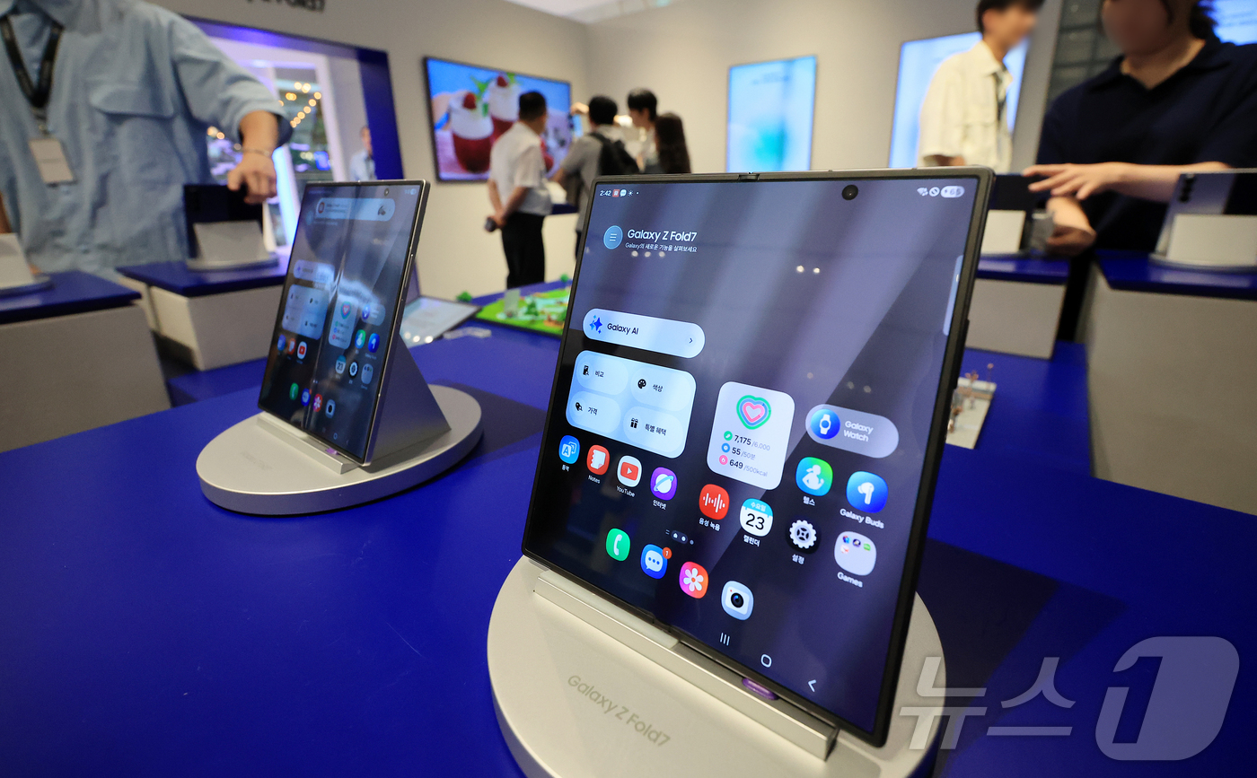 (서울=뉴스1) 김진환 기자 = 23일 서울 영등포구 여의도 더현대 서울에 마련된 갤럭시 스튜디오에 갤럭시Z 폴드7이 전시되어 있다.삼성전자는 최근 공개한 갤럭시Z폴드·플립7이 국 …