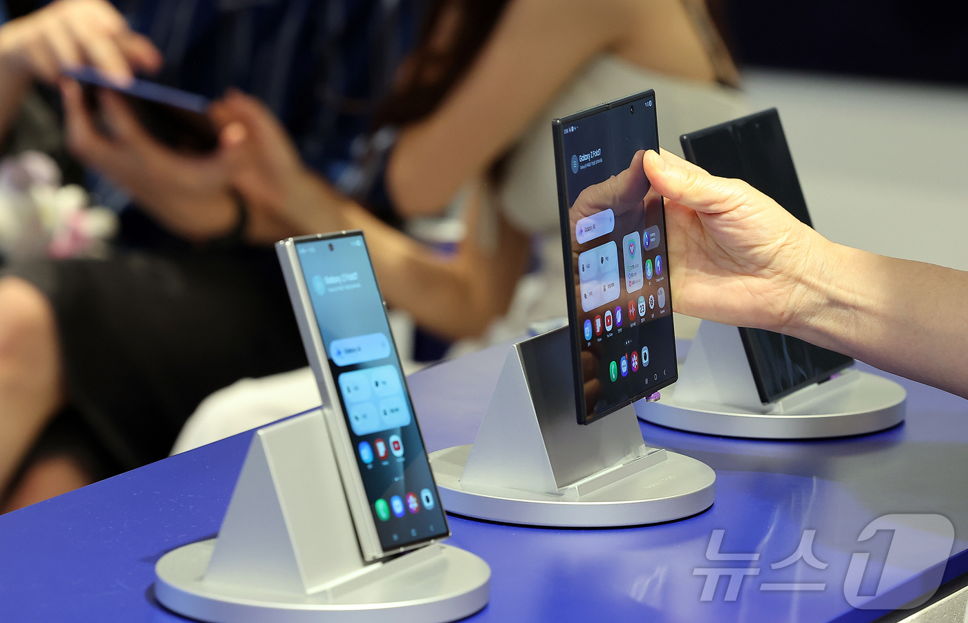 (서울=뉴스1) 김진환 기자 = 23일 서울 영등포구 여의도 더현대 서울에 마련된 갤럭시 스튜디오에서 한 시민이 진열된 갤럭시Z폴드7을 살펴보고 있다.삼성전자는 최근 공개한 갤럭시 …