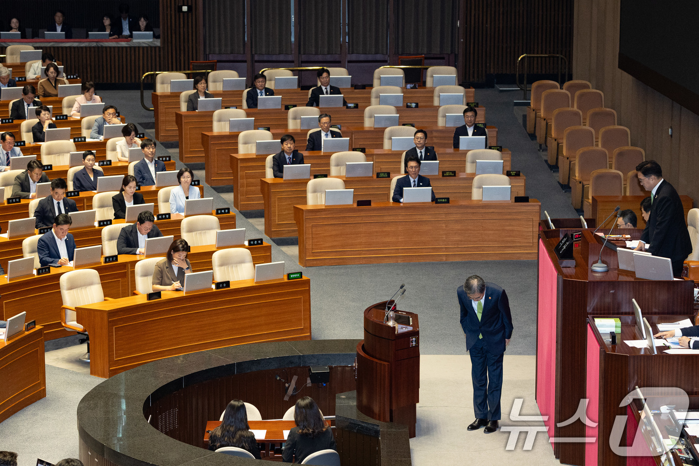 (서울=뉴스1) 유승관 기자 = 조현 외교부 장관이 23일 서울 여의도 국회에서 열린 제427회 국회(임시회) 제427-2차 본회의에 출석해 인사말에 앞서 야당 의원들을 향해 인사 …