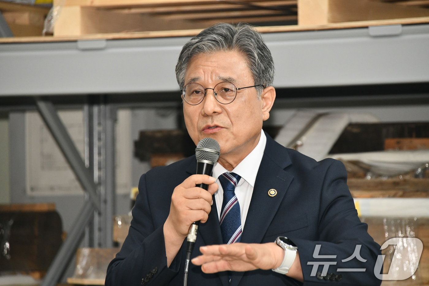 (서울=뉴스1) = 허민 국가유산청장이 23일 경기 파주시 전통건축수리기술진흥재단에서 개최된 관월당 해체 부재 언론공개회에 참석해 인사말을 하고 있다. (국가유산청 제공. 재판매 …