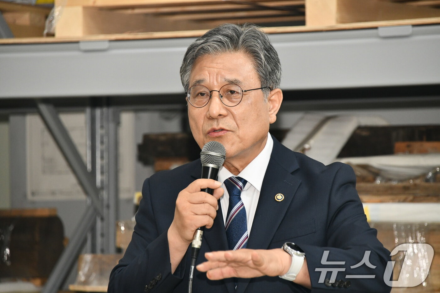 본문 이미지 - 허민 국가유산청장이 23일 경기 파주시 전통건축수리기술진흥재단에서 개최된 관월당 해체 부재 언론공개회에 참석해 인사말을 하고 있다. (국가유산청 제공. 재판매 및 DB 금지) 2025.7.23/뉴스1