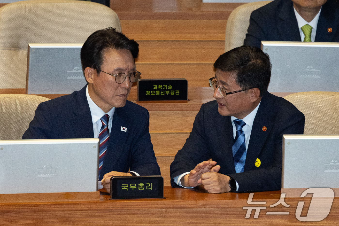 (서울=뉴스1) 유승관 기자 = 김민석 국무총리가 23일 서울 여의도 국회에서 열린 제427회 국회(임시회) 제427-2차 본회의에 출석해 김성환 환경부 장관과 대화하고 있다. 2 …