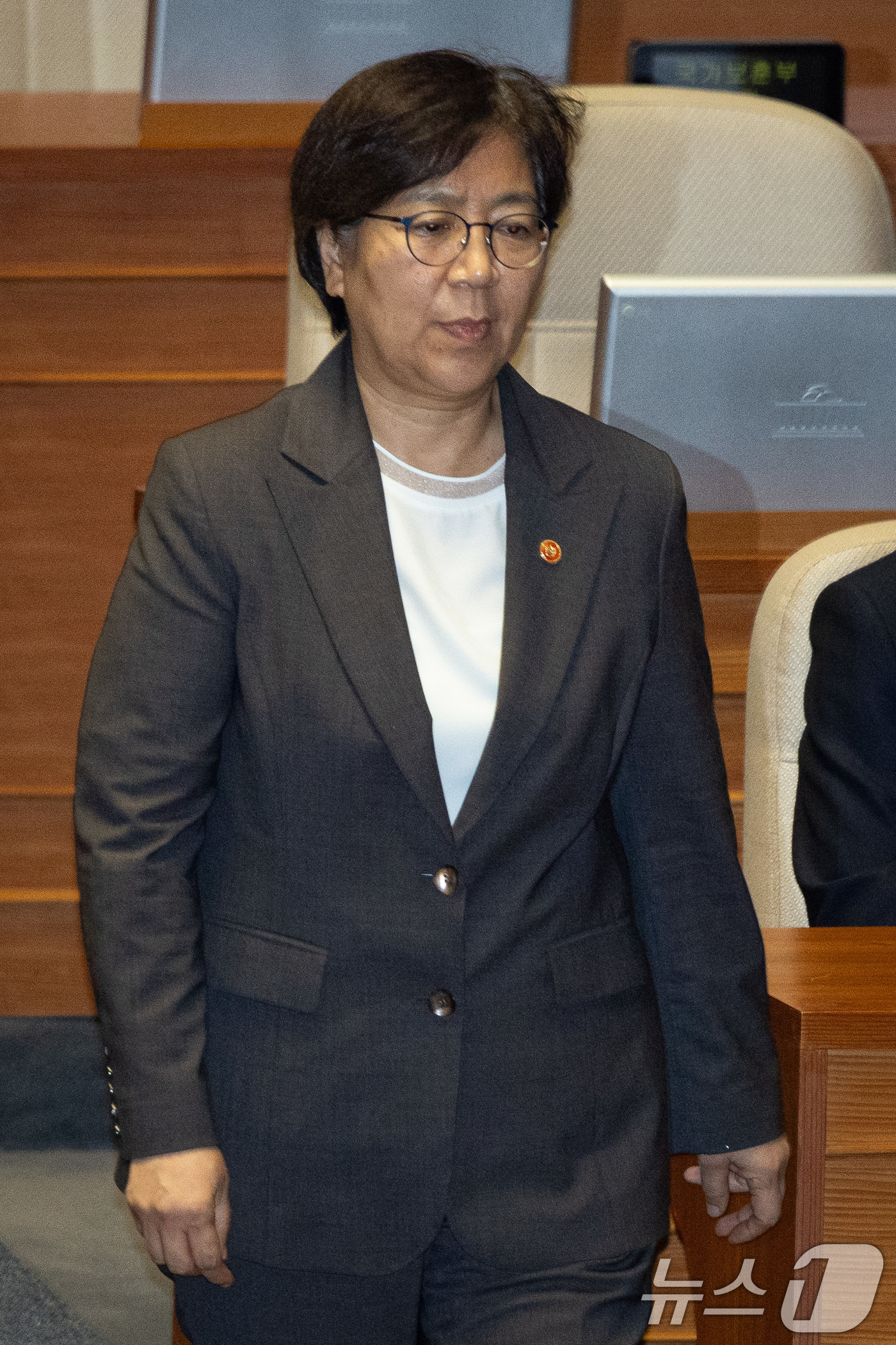 (서울=뉴스1) 유승관 기자 = 정은경 보건복지부 장관이 23일 서울 여의도 국회에서 열린 제427회 국회(임시회) 제427-2차 본회의에 출석해 인사말을 위해 이동하고 있다. 2 …
